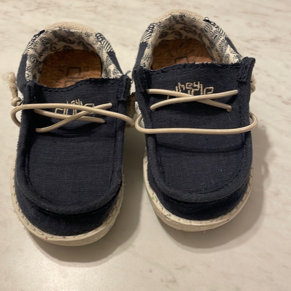 Toddler hey dudes size 5. Worn 1 time